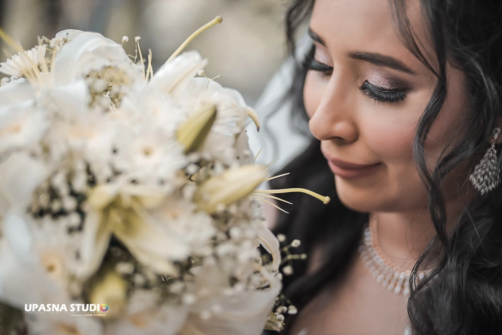 Upasna Studio | Wedding Photographer in Delhi | Beautiful Bride Posing  